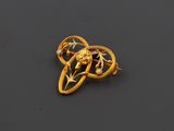 une paire de boucles d’oreilles à clip en or et perles