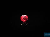 gros plan d'un diamant rouge sur une surface noire