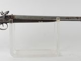 une vieille arme exposée dans une vitrine en verre transparent