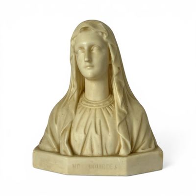 statue d'une femme aux cheveux longs et portant un voile, sur fond blanc