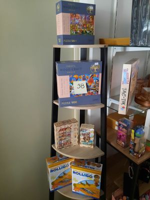 une bibliothèque remplie de livres dans une pièce