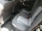 un siège à l'arrière d'une voiture dans lequel se trouve une bouteille