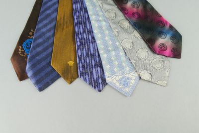 GIANNI VERSACE. Lot de cinq cravates en soie diverses à moti… - Photo 1