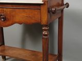 une petite table en bois avec un plateau en marbre
