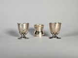 un ensemble de trois vases en argent posés sur une table