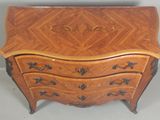 une petite commode en bois avec des tiroirs