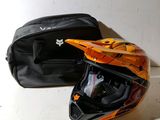 un casque et un sac posés sur une table