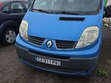 une camionnette bleue garée dans un parking