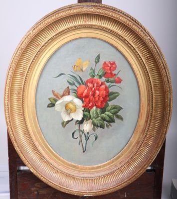une photo d'un tableau de fleurs dans un cadre doré
