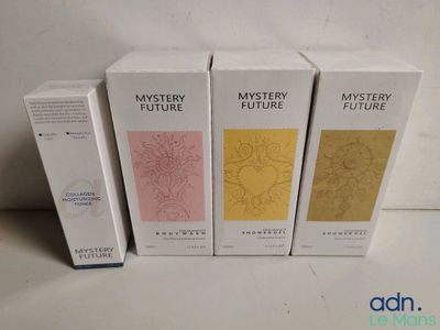trois boîtes contenant des parfums mystères à venir, posées les unes à côté des autres