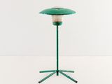 une photo d'une lampe de table verte posée sur un pied à trépied