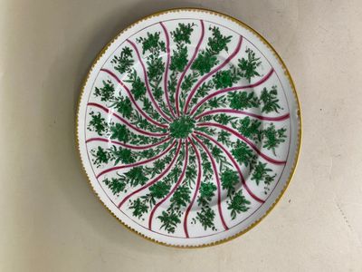 Assiette en porcelaine à décor polychrome de côtes torses et…