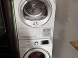 une pile de lave-linge et de sèche-linge dans un coin de la pièce