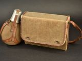 un sac marron et un sac beige contenant un briquet