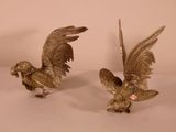 paire de figurines anciennes en argent plaqué représentant des coqs, sur socle