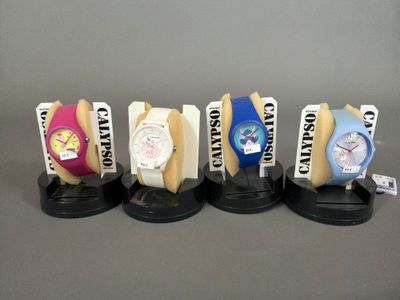 Plusieurs montres sont alignées sur un présentoir