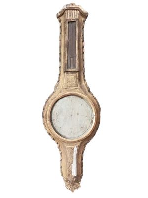 une horloge accrochée au mur à côté d'un miroir