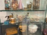 une vitrine en verre sur laquelle sont exposés de nombreux vases différents
