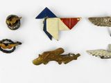 de nombreuses épingles et broches sur un fond blanc