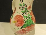 un vase avec un motif floral sur une table