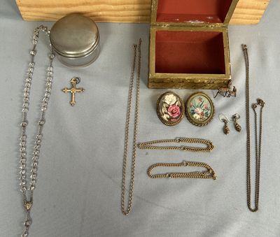 une boîte en bois contenant tout un tas de bijoux