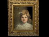 un tableau représentant une jeune fille en robe blanche avec une fleur dans les cheveux