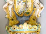 une horloge murale décorée d'anges, accrochée au mur