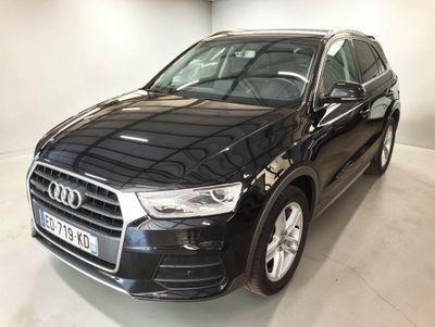 une Audi QX noire garée dans une pièce blanche