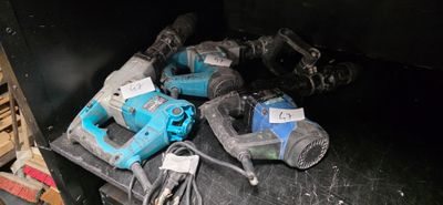 une pile d'outils posés sur le sol