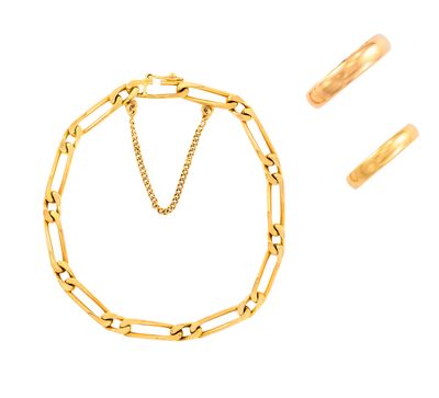 un gros plan d'un collier et de deux bagues posés sur une surface blanche