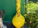 deux vases posés sur un tapis bleu devant un mur vert