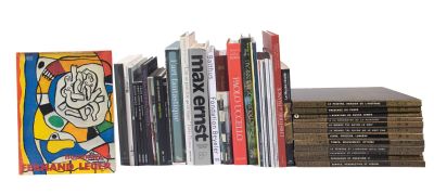 un grand nombre de livres empilés les uns sur les autres