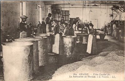 photographie en noir et blanc représentant des ouvriers dans une usine, avec de grands fûts
