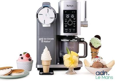 une cafetière, avec de la glace et d'autres desserts sur la table