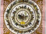 une photo d'une écharpe rose ornée d'un motif représentant des chevaux et des calèches