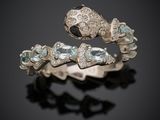 un gros plan d'une bague en argent sertie de pierres bleues et blanches