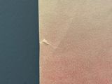 un gros plan sur une feuille de papier sur laquelle se trouve une autre feuille de papier