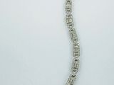 gros plan d'un bracelet en diamant sur une surface blanche