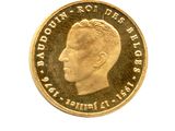 gros plan d'une pièce d'or sur laquelle figure le visage d'un homme