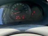 un gros plan d'un tableau de bord comportant un compteur de vitesse