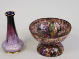 deux vases posés l'un à côté de l'autre sur une table