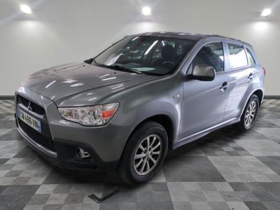 une photo d'un SUV argenté garé dans un garage