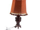une lampe munie d'un abat-jour marron
