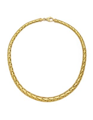 un collier en or avec un motif tressé sur fond blanc