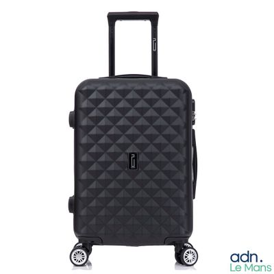 un gros plan d'une valise à roulettes sur fond blanc
