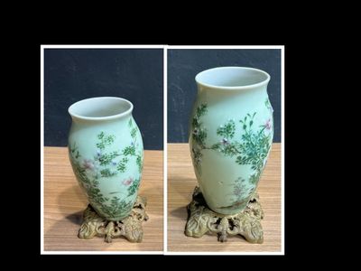 Paire de vases 1900 en faïence vernissée reposant sur un piè…