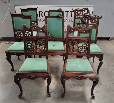 six chaises anciennes avec des coussins verts et des dossiers sculptés