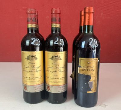 trois bouteilles de vin sont posées sur un comptoir devant un mur rouge