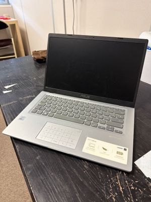 un ordinateur portable posé sur un bureau dans une pièce