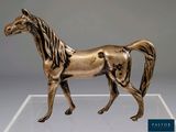 une statue représentant un cheval debout sur une surface claire